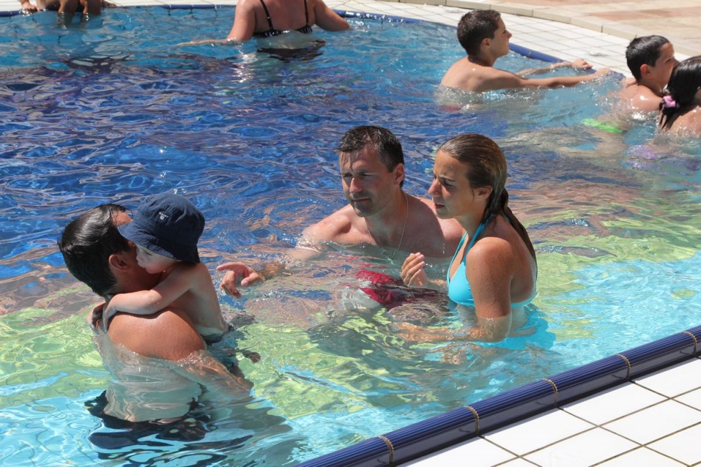 i poolen med kusinerna